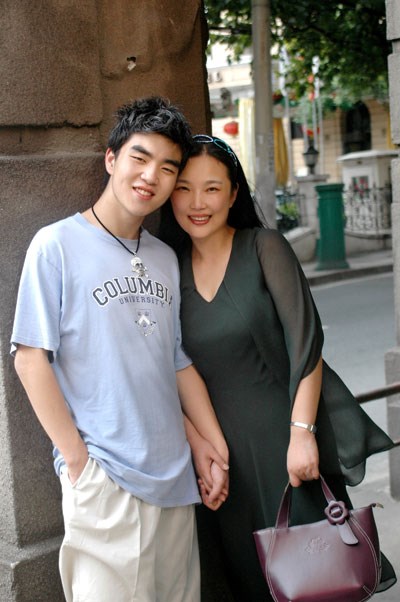 Ảnh bà Chu chụp cùng con trai vài năm trước.