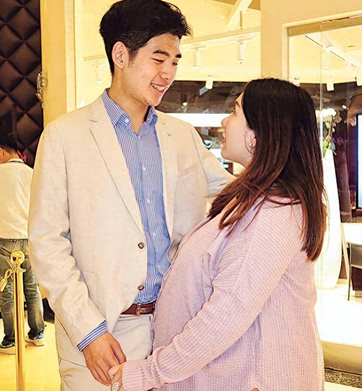   Những hình ảnh hiếm hoi của cả hai trên truyền thông sau đó. Thời điểm này, Hà Siêu Doanh đang mang thai.  