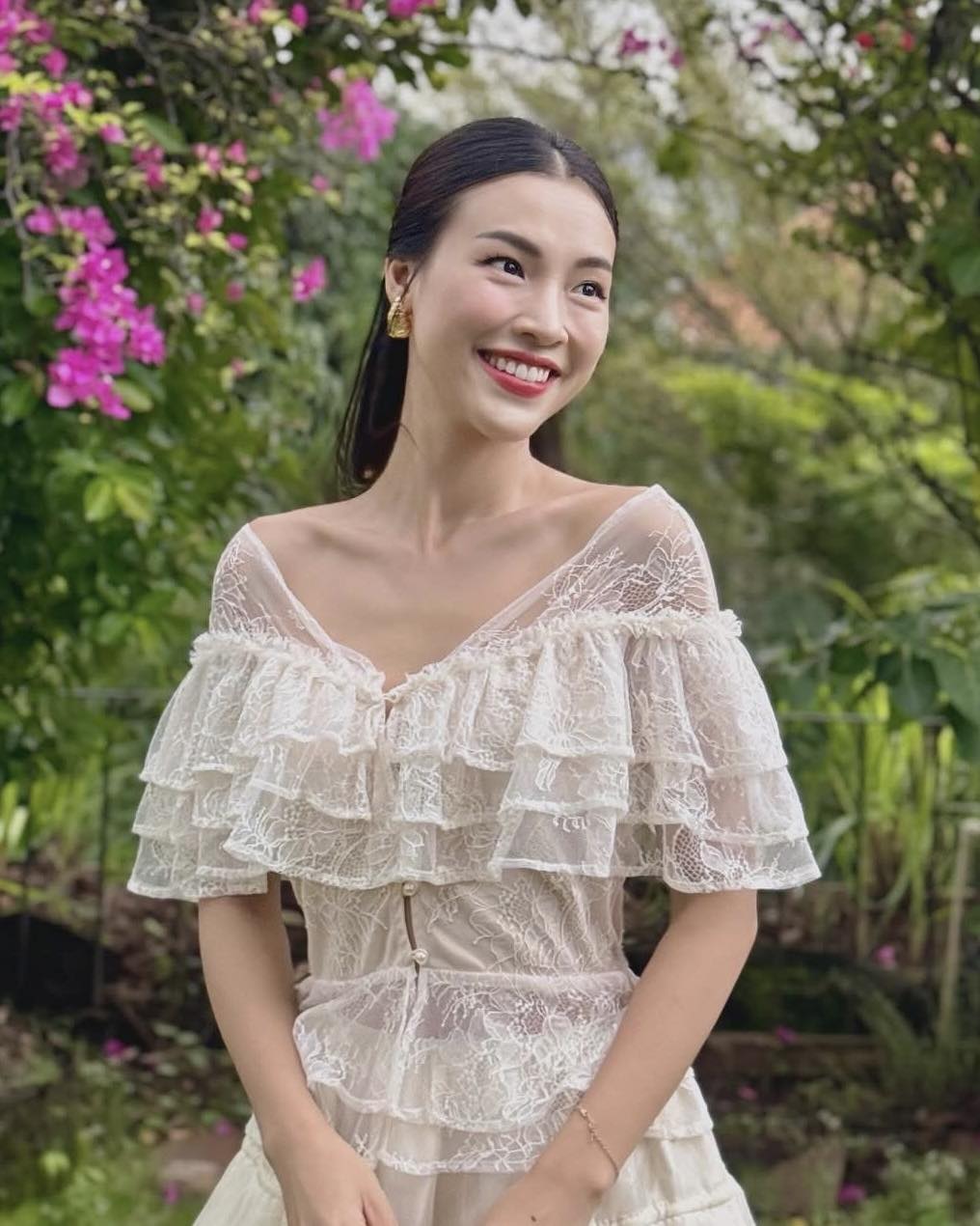 MC Hoàng Oanh nhận nhiều lời khen với visual trẻ trung, rạng rỡ ở tuổi 36