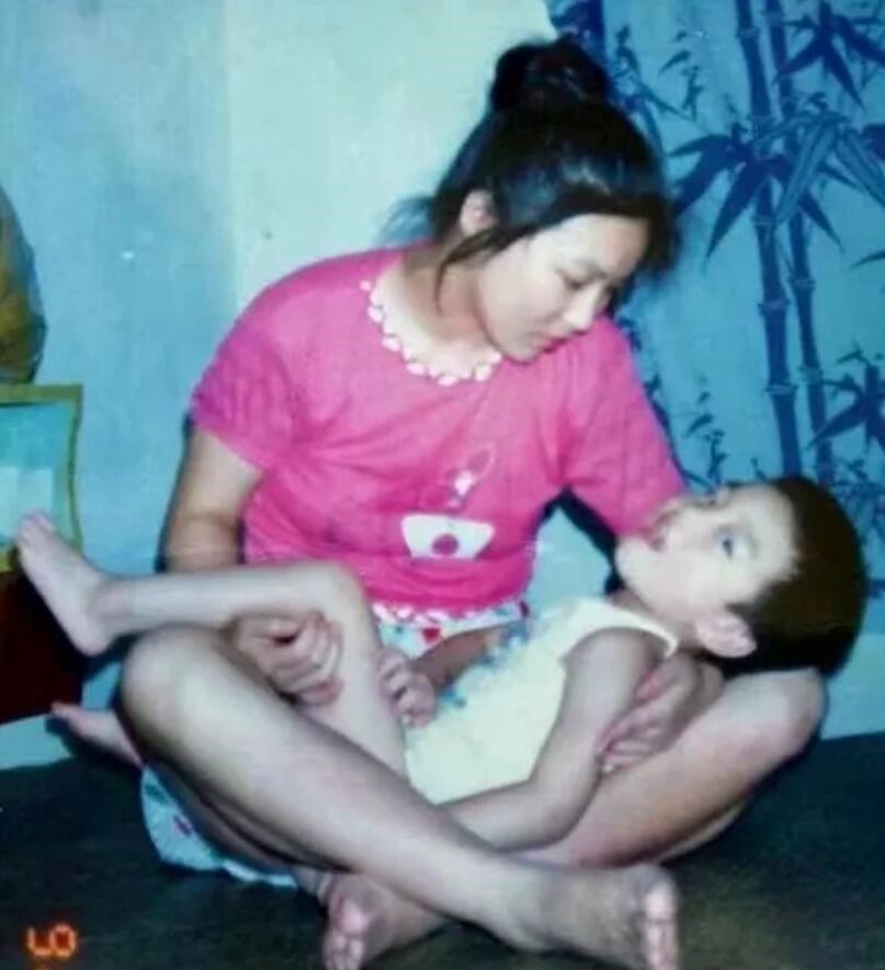 Bà Chu và con trai thời trẻ.