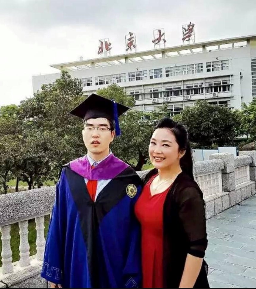 Đứa trẻ ham học luôn là niềm tự hào của mẹ.