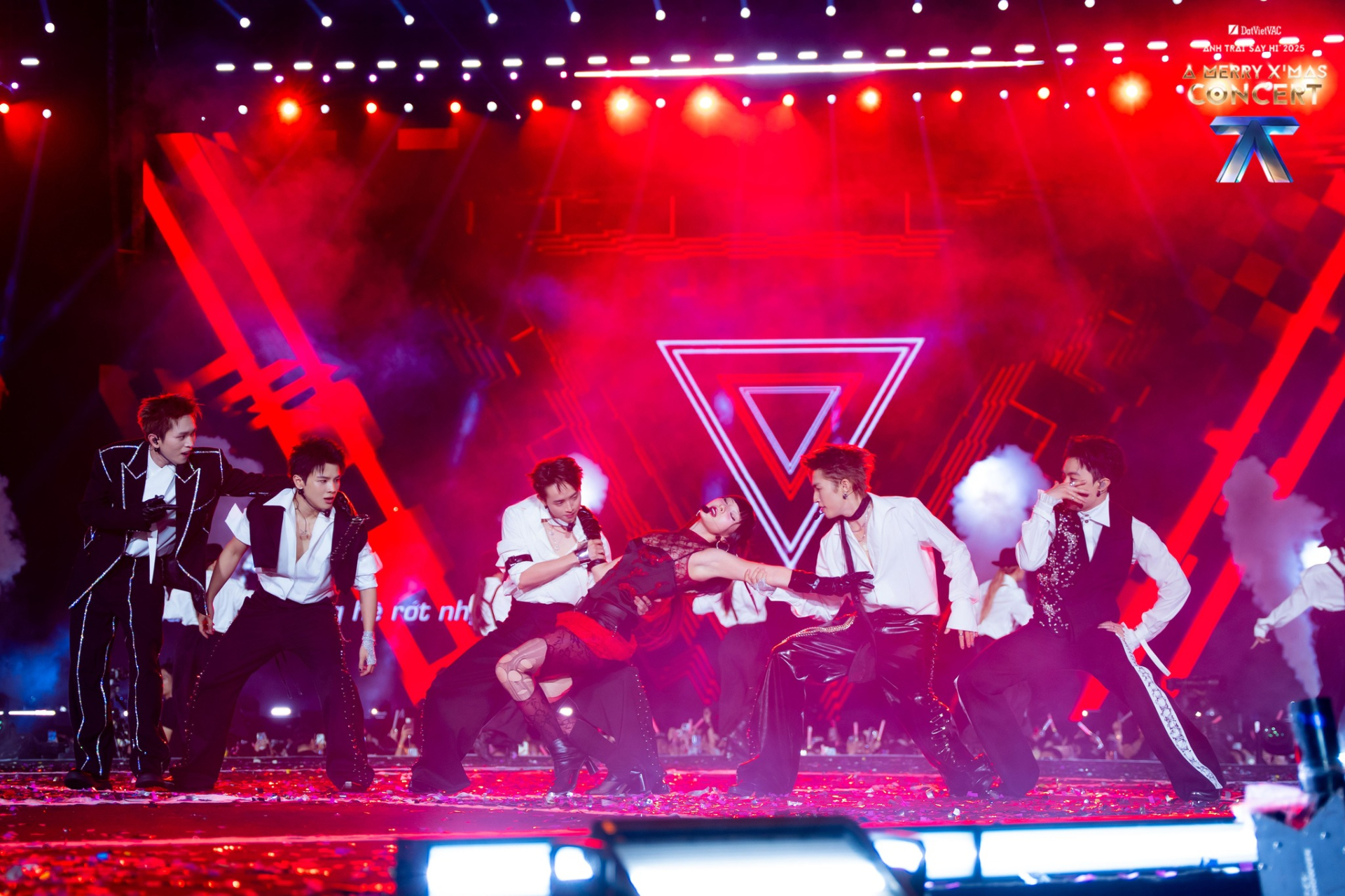 1 ngày trước concert Anh Trai Say Hi ở Hà Nội: 1/3 hạng ghế chưa sold-out, BTC nhả vé liên tục