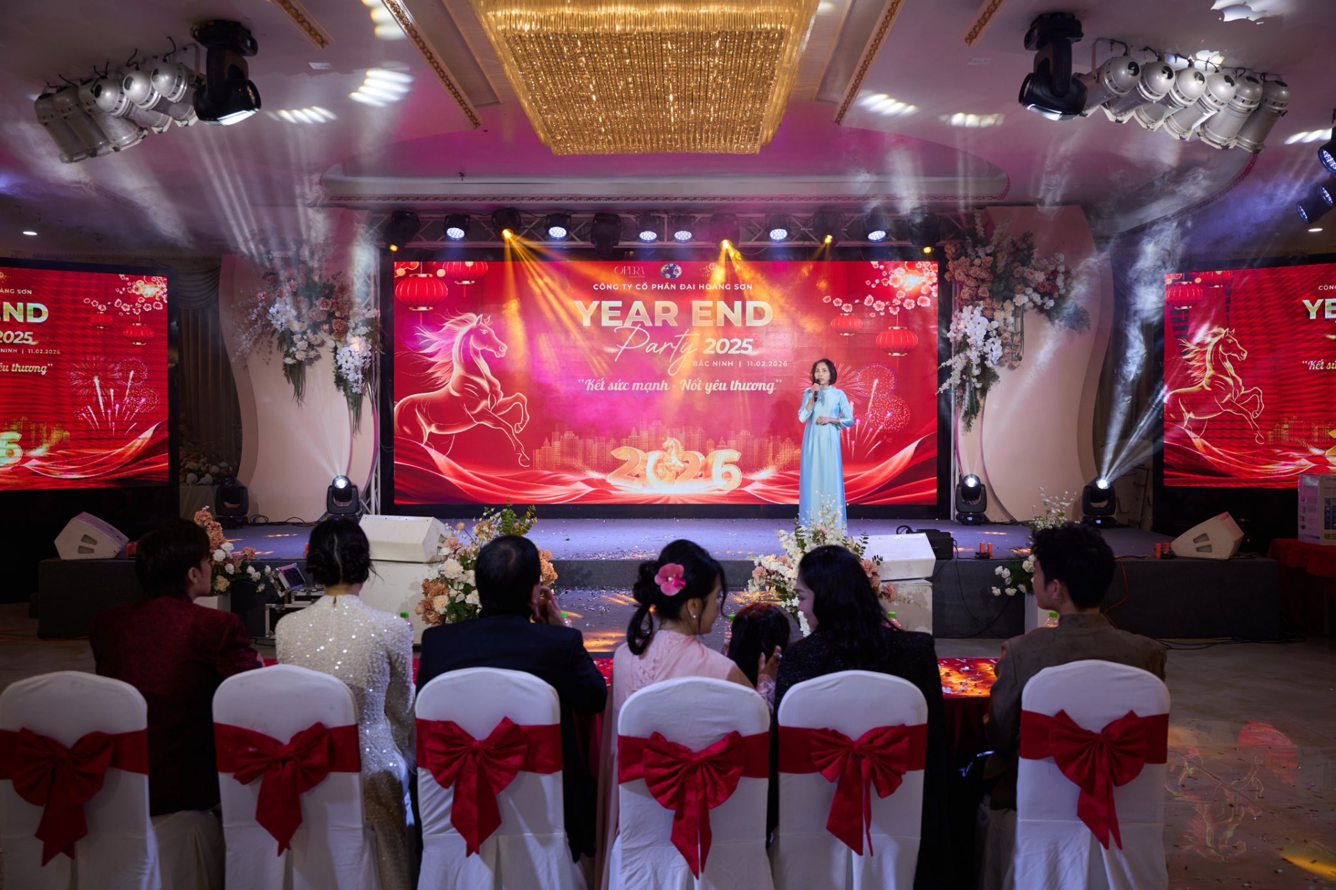 Mai Ngọc và bạn bè tại tiệc cuối năm công ty Đại Hoàng Sơn (Ảnh: FBNV)