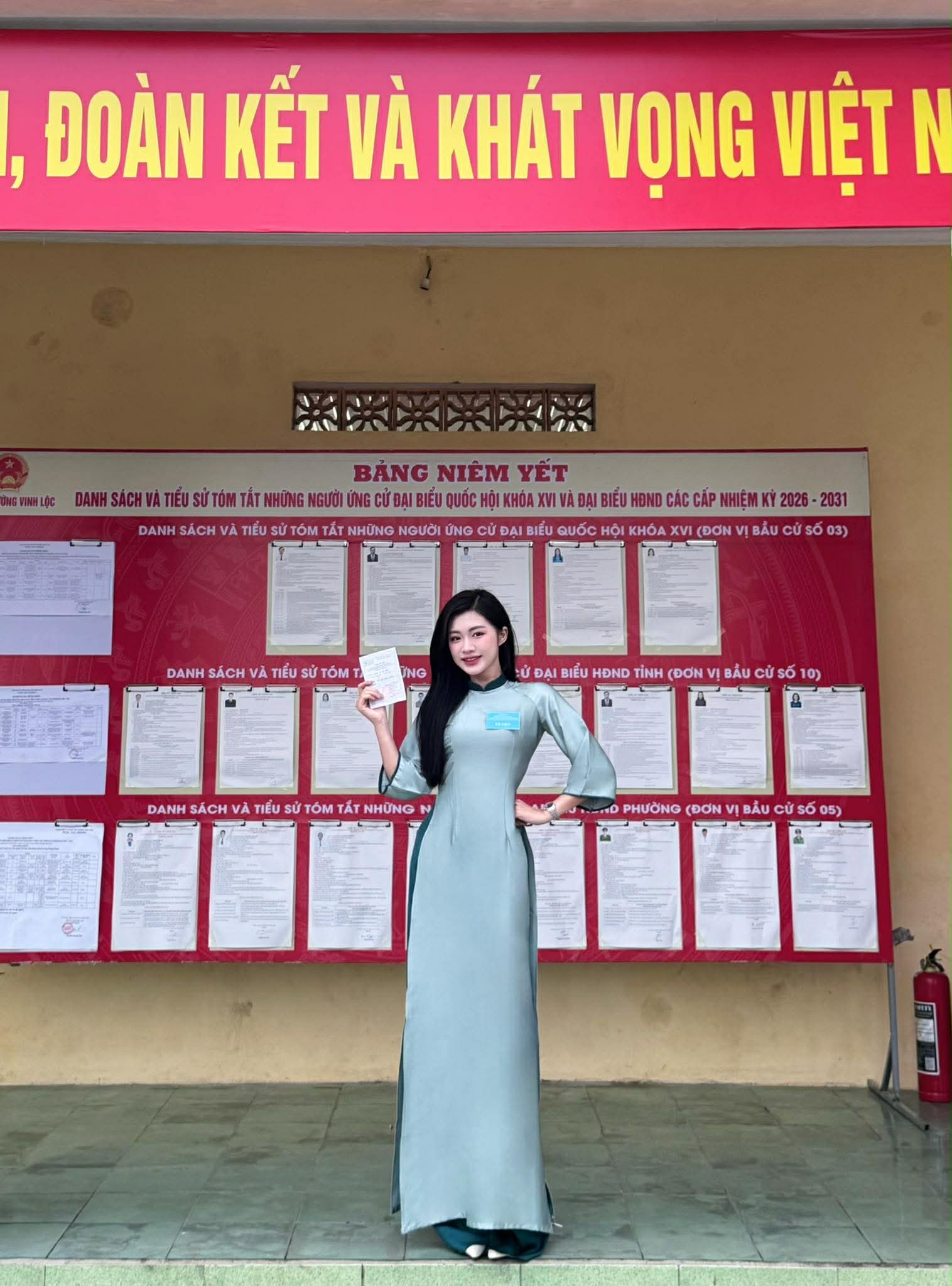 Cô bạn đến khu vực bầu cử, bỏ phiếu và check-in từ sớm. 