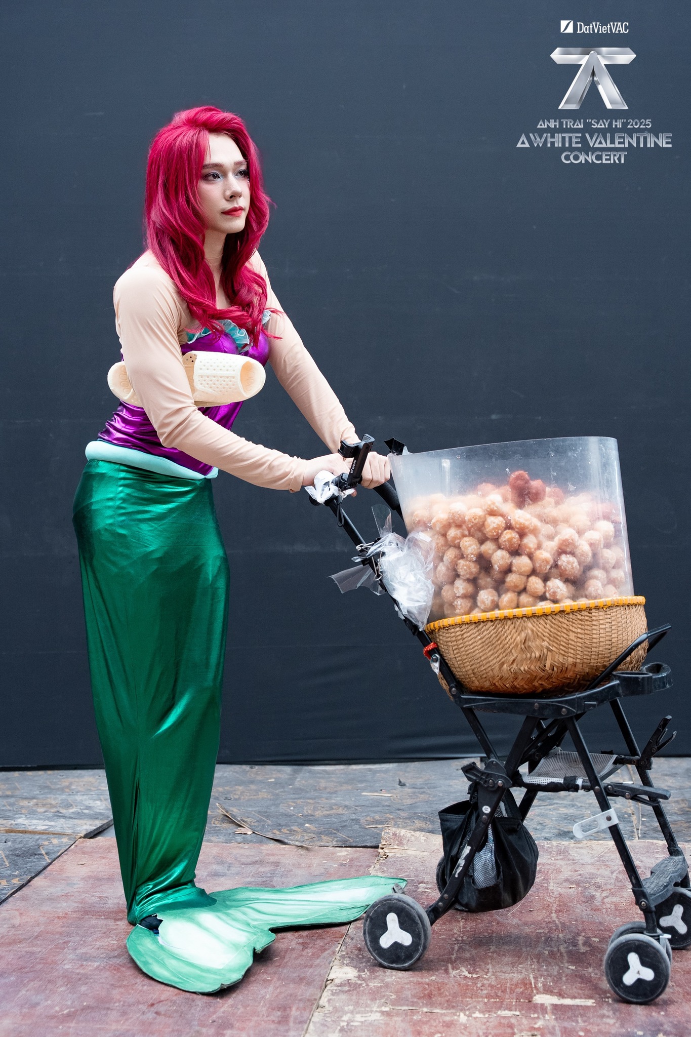 Hải Nam bán bánh rán trong trang phục nàng tiên cá (Ảnh: Anh Trai Say Hi)