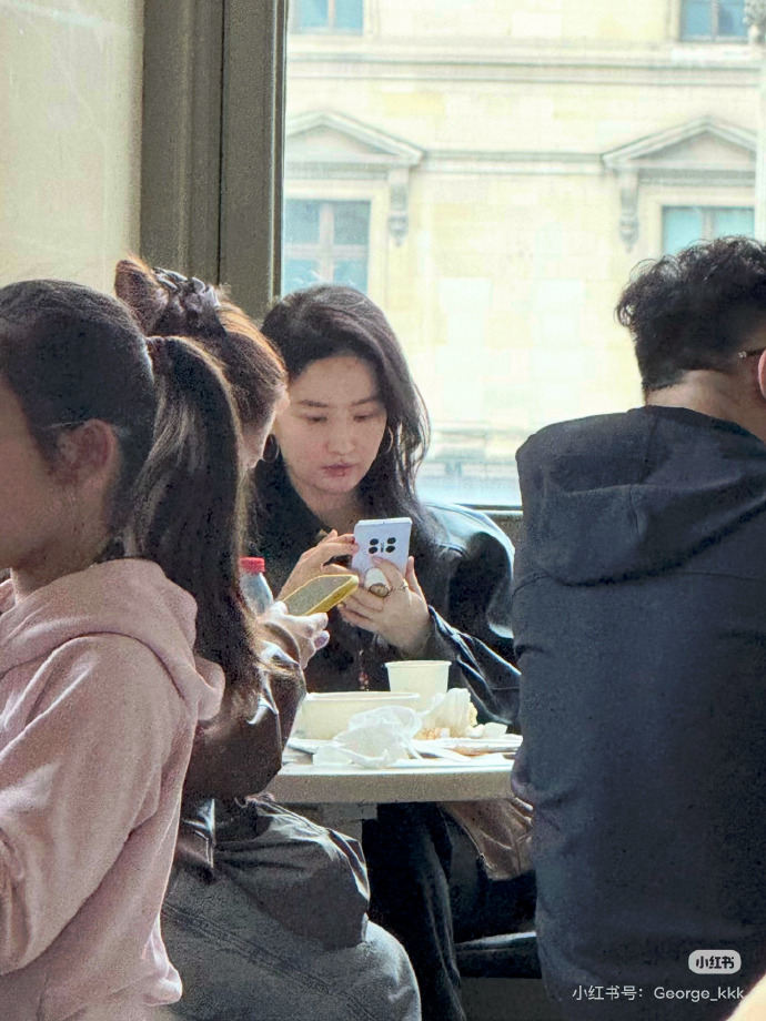 Qua khoảnh khắc cam thường, Lưu Diệc Phi ghi điểm với vẻ ngoài xinh đẹp cùng khí chất thanh tao, nhẹ nhàng. Dù không trang điểm và ăn mặc cầu kỳ, nữ diễn viên vẫn nổi bật với làn da trắng sáng, ngũ quan hài hòa thanh tú. Ảnh: Xiaohongshu.