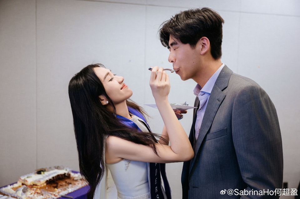   Anh đồng hành cùng vợ trong chuyện học tập. Hà Siêu Doanh ngày càng gầy và trẻ trung hơn.  