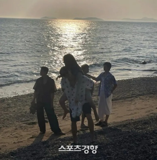 Bố mẹ Á hậu rất thích cảnh Lim Soobin cõng con gái mình ở bãi biển. Ảnh: Sports Kyunghang