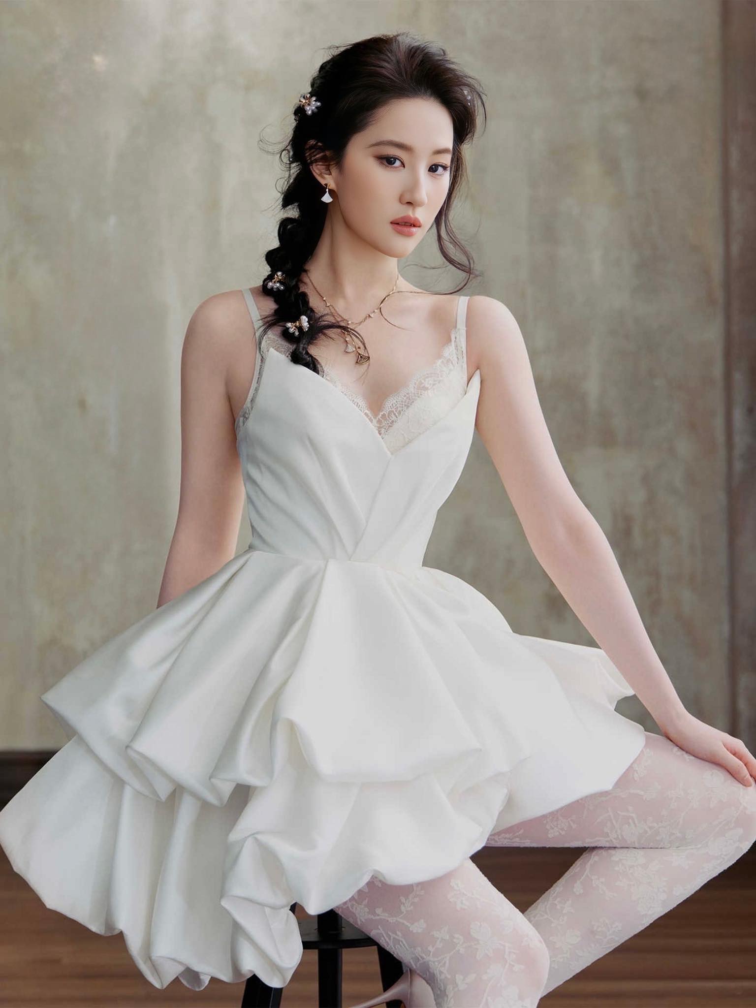 Paparazzi xứ Trung cho biết, Lưu Diệc Phi không hẹn hò với ai suốt 8 năm qua (Ảnh: Sina).