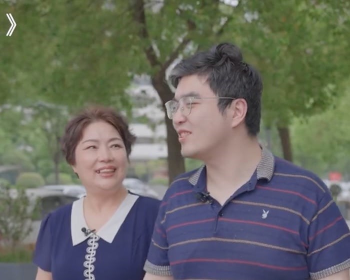 Hai mẹ con bà Chu trong một bài phỏng vấn trên Sohu vào giữa năm 2025.