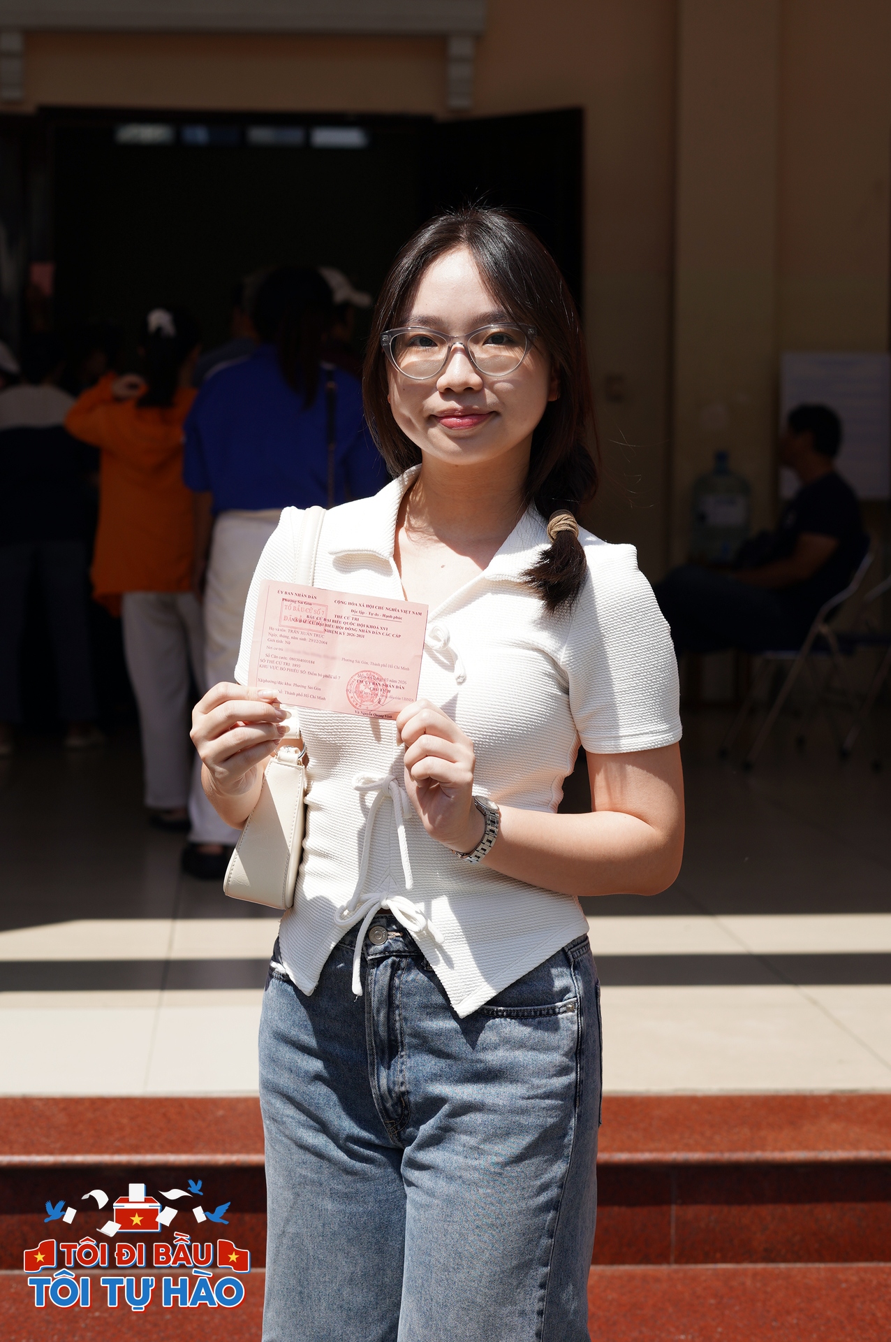 Cô bạn Xuân Trúc lần đầu được đi bầu cử, được thực hiện quyền công dân. 