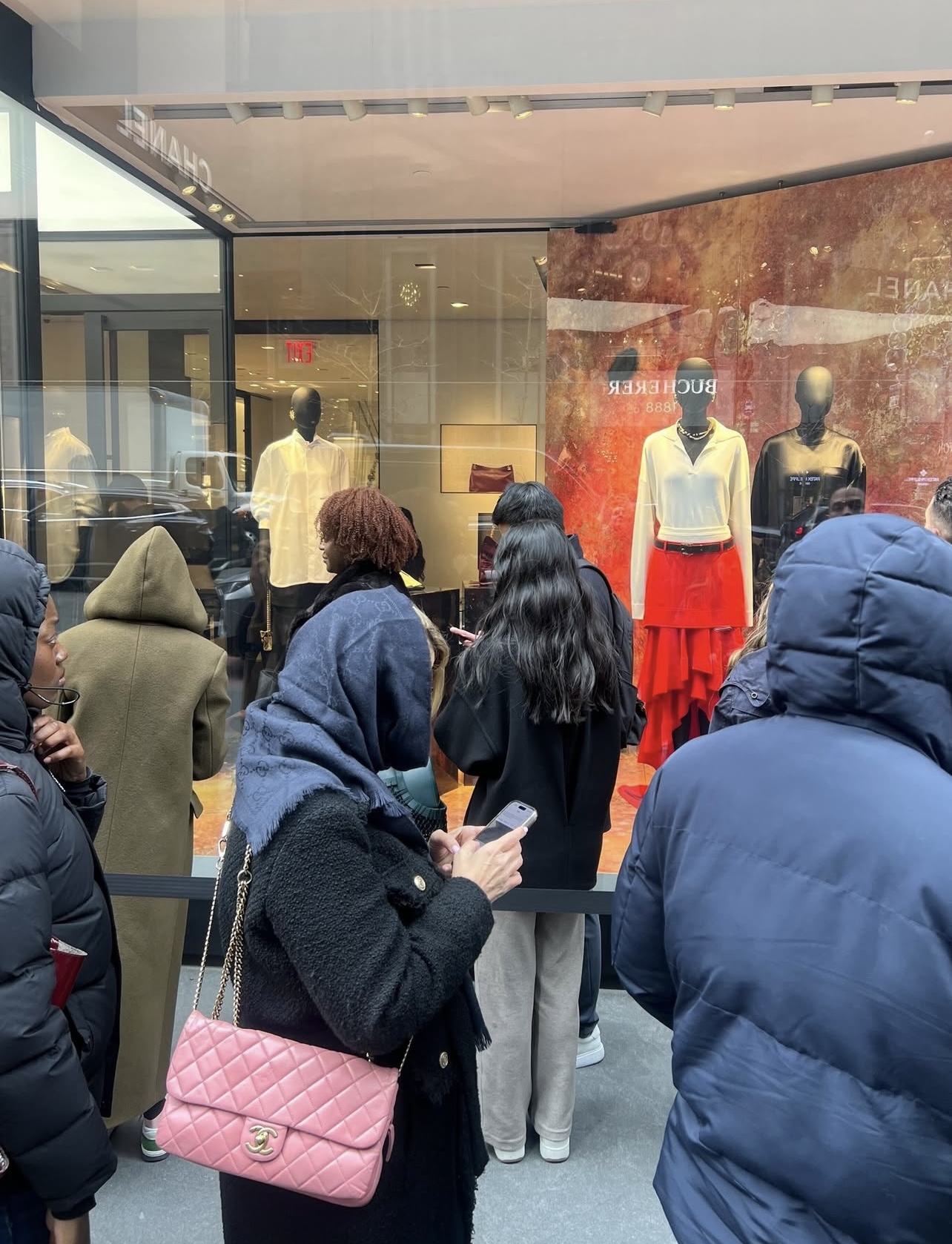 Bất chấp lạnh giá, dân tình sẵn lòng xếp hàng dài để được ngắm và mua BST mới của Chanel dưới thời Matthieu Blazy