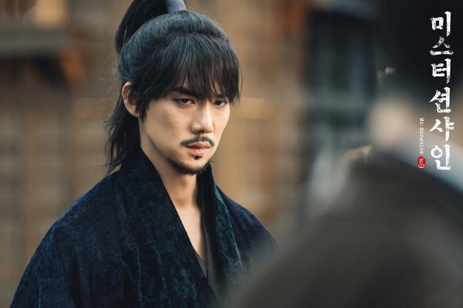 Vai quý ông Goo Dong trong Mr. Sunshine cũng đầy quyến rũ