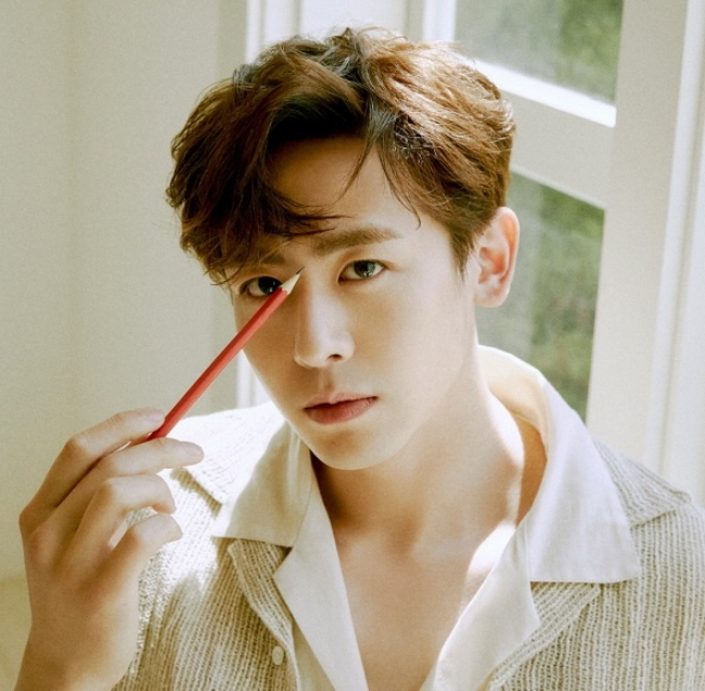 Nichkhun vừa bị 1 cô gái bám theo, hành hung ở ngay gần nhà riêng của anh. Ảnh: Naver