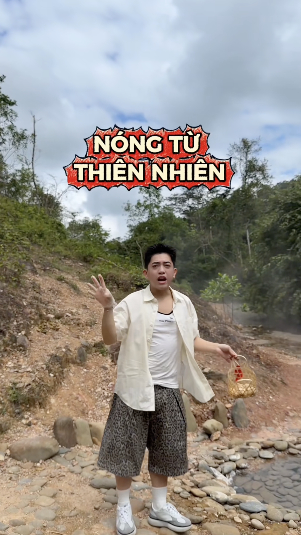 Nhiều khách du lịch đến đây để trải nghiệm luộc trứng. Ảnh: Hoàng Anh Panda