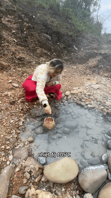 Suối Bang có nhiệt độ lên đến 105 độ C có thể luộc được trứng. Ảnh: @iedinhhang
