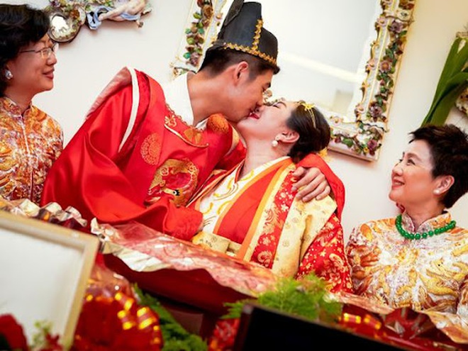   Tiểu thư Hà Siêu Doanh đeo vàng trĩu cổ trong lễ dạm ngõ.      