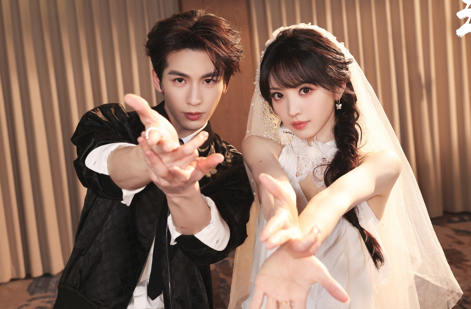 Thực tế, những lùm xùm hậu trường khiến cặp đôi nam nữ chính trong Trục Ngọc không được yêu thích như đôi phụ