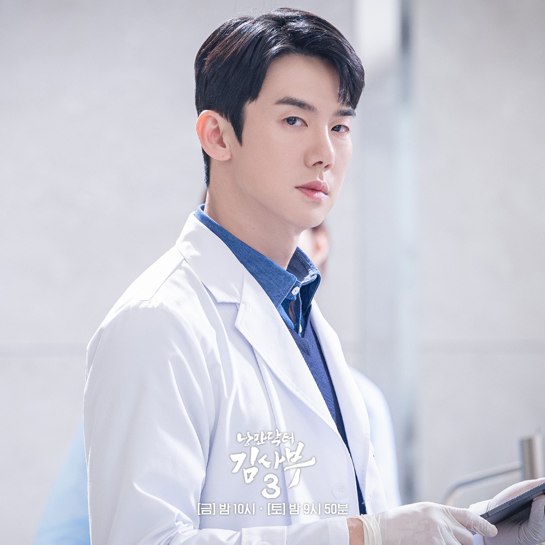 Bác sĩ Kang Dong Joo trong Dr. Romantic cũng đầy lịch lãm