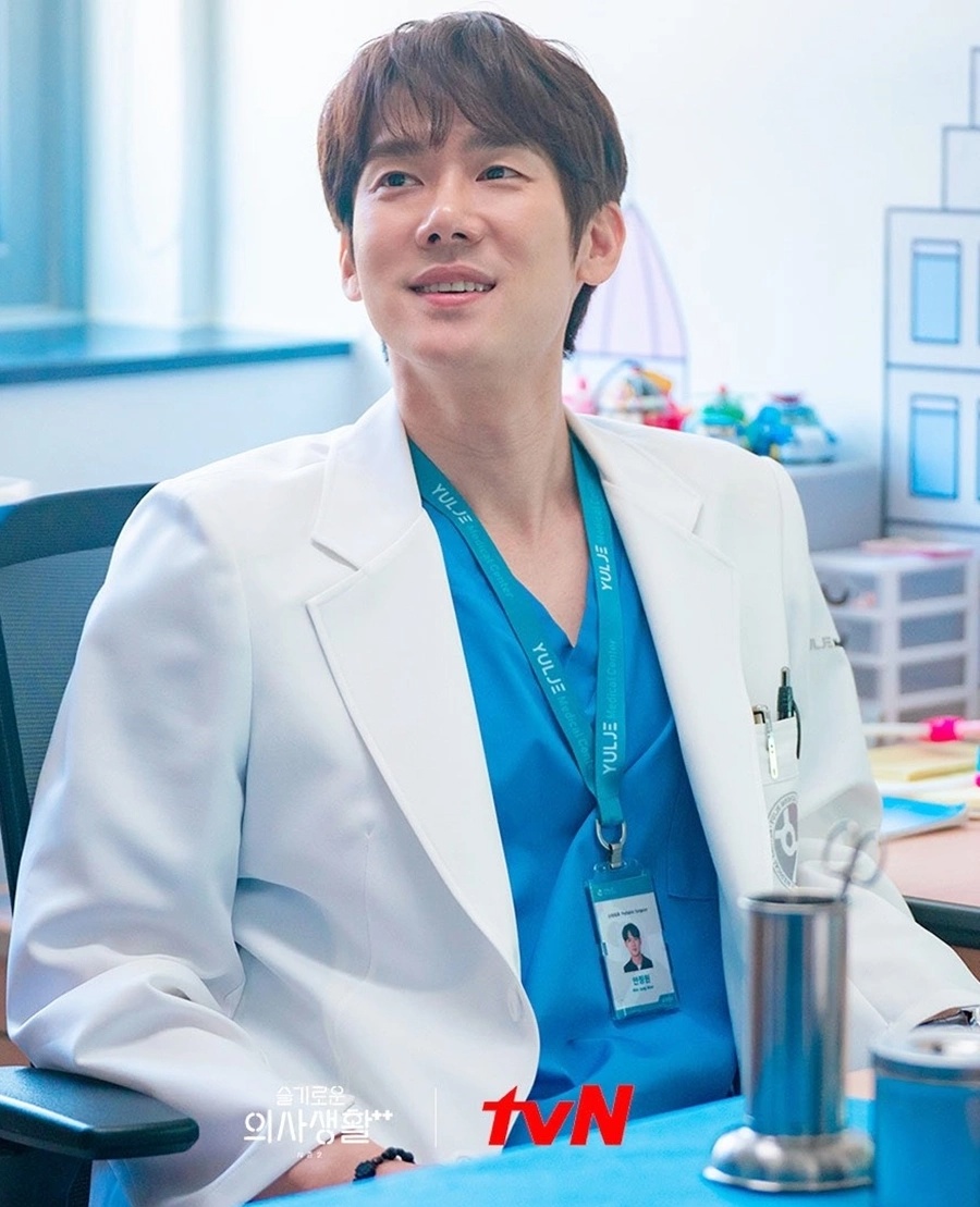 Nam diễn viên gây ấn tượng mạnh mẽ trong vai diễn bác sĩ nhi khoa Ahn Jeong Won