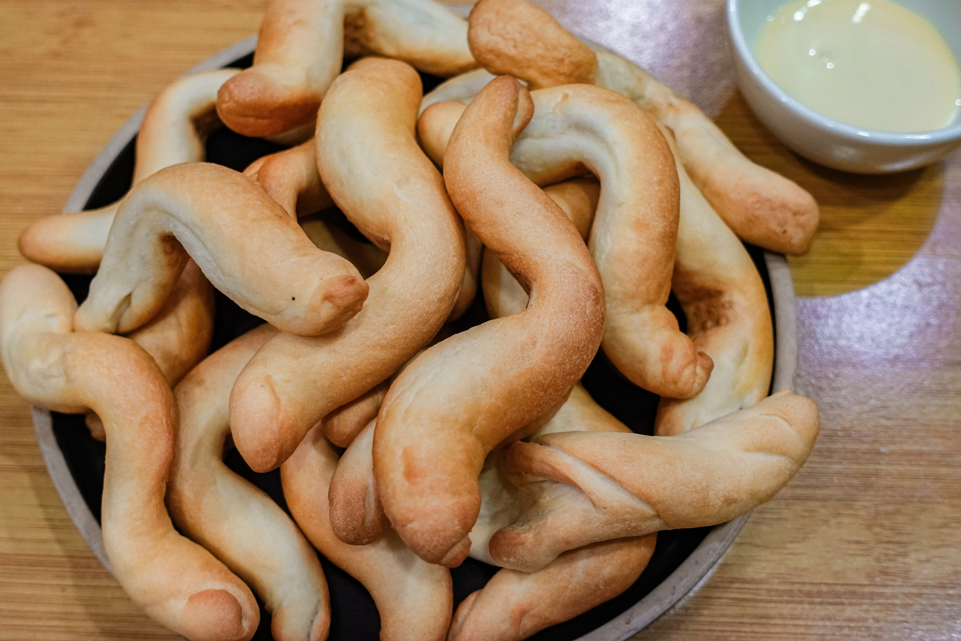 Khách xếp hàng như mua vàng, loại bánh mì