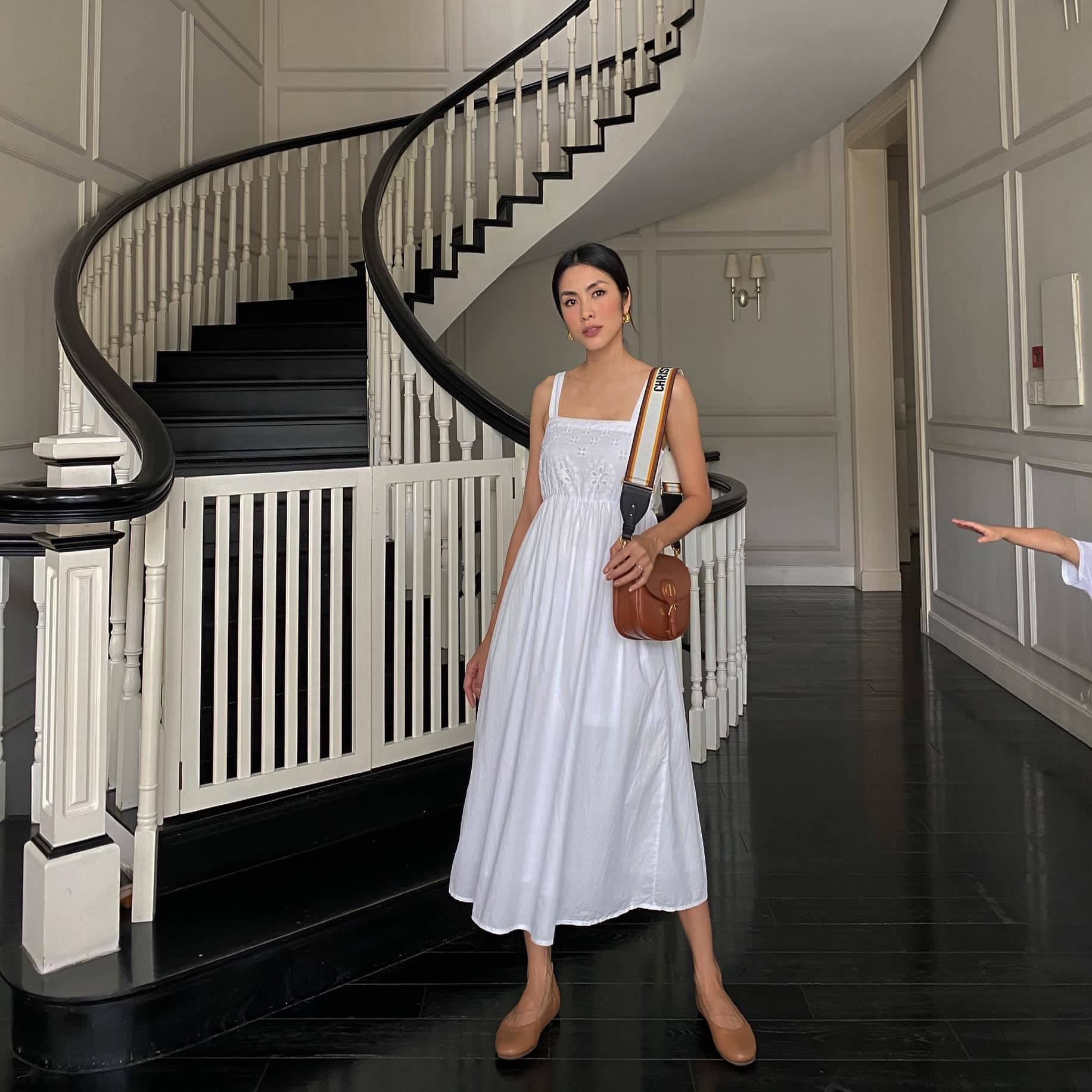 Bên cạnh những trang phục gọn gàng thì Tăng Thanh Hà thỉnh thoảng cũng diện đồ giấu dáng 