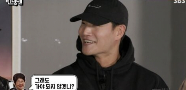 Dù không khỏe nhưng Kim Jong Kook vẫn đi ghi hình sau khi nói chuyện với mẹ. Ảnh: SBS