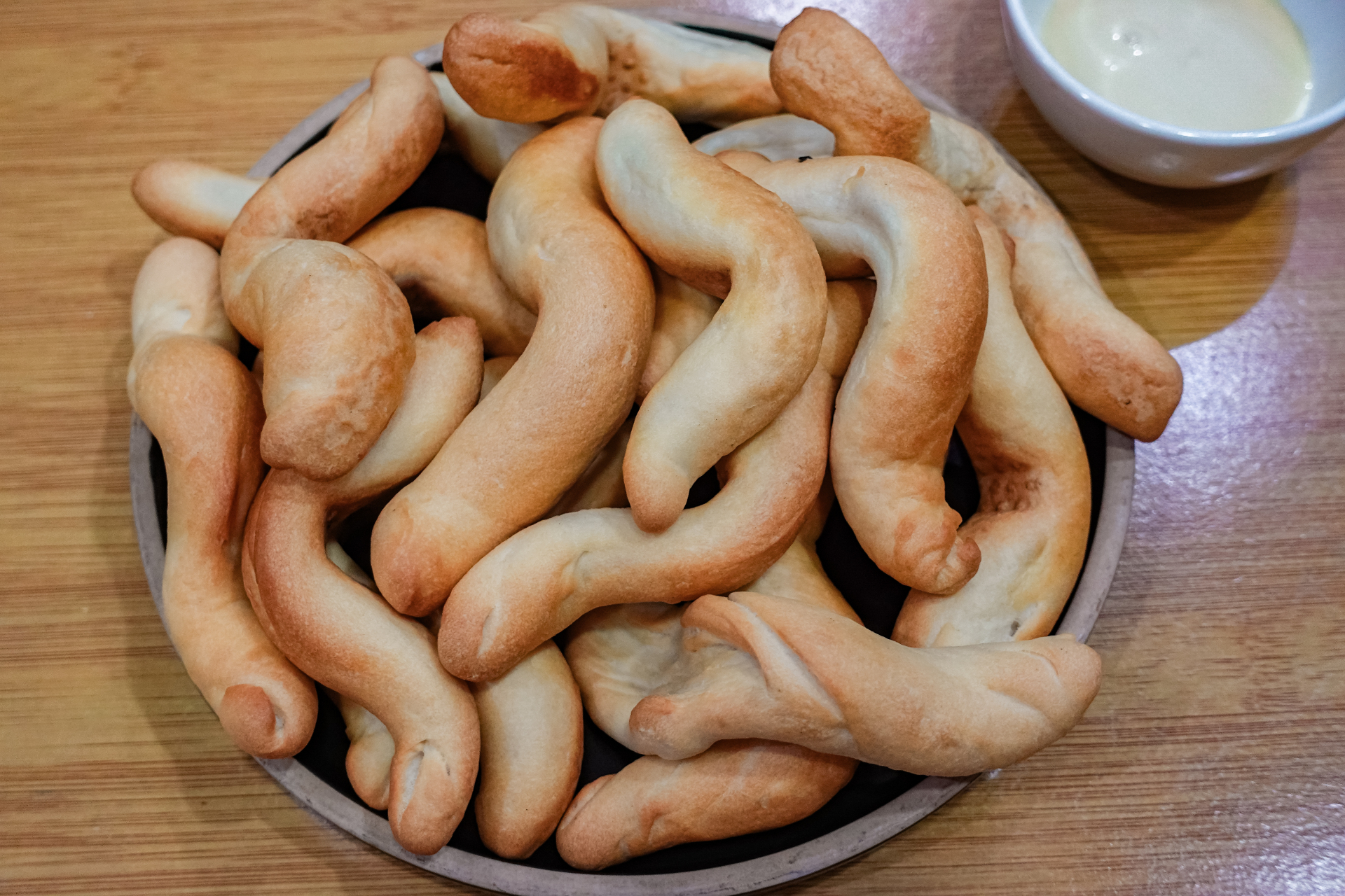 Khách xếp hàng như mua vàng, loại bánh mì