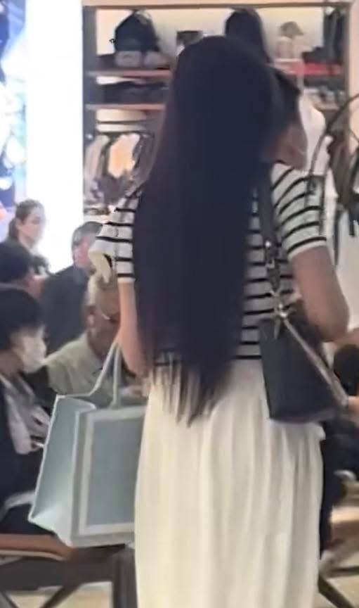   Người đẹp sinh năm 2001 mặc trang phục rộng rãi, thoải mái và đi dép bệt. Ảnh: MXH   