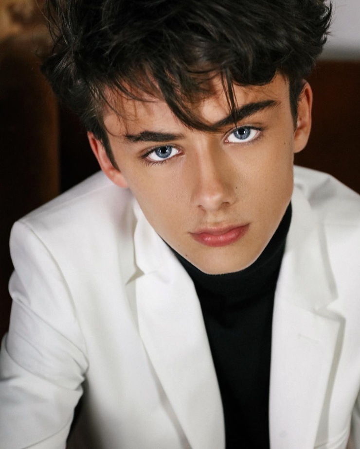 Chàng trai sinh năm 2004 này sở hữu gương mặt được ví như tạc tượng.