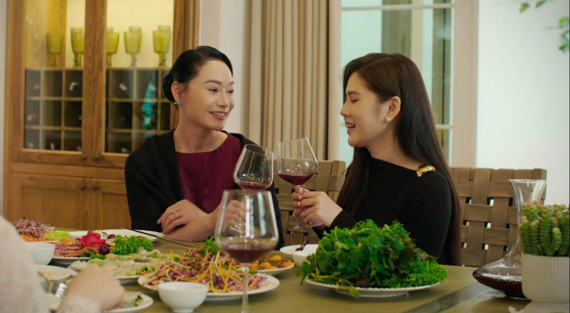 Thương rơi vào tình huống khó xử khi bị lạnh nhạt