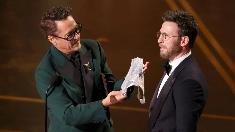 Màn tặng đồ lót trên sân khấu gây tranh cãi nhất Oscar 2026