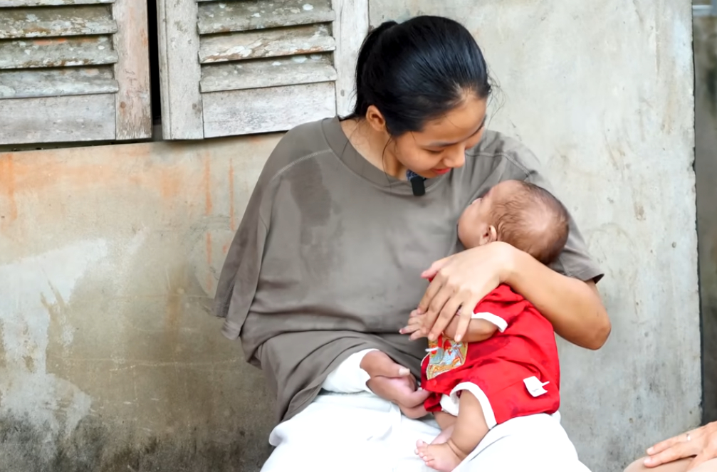 Hiện tại chị P. vẫn phải nhờ bà ngoại và người thân chăm sóc hai con nhỏ trong thời gian chị tiếp tục điều trị