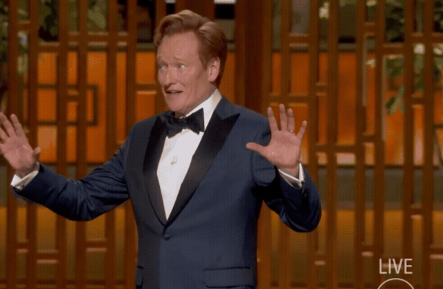 Timothée Chalamet chỉ biết cười khi bị