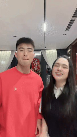 Vợ Duy Mạnh luôn thể hiện sự vui vẻ, hài hước khi hay đu trend trên MXH