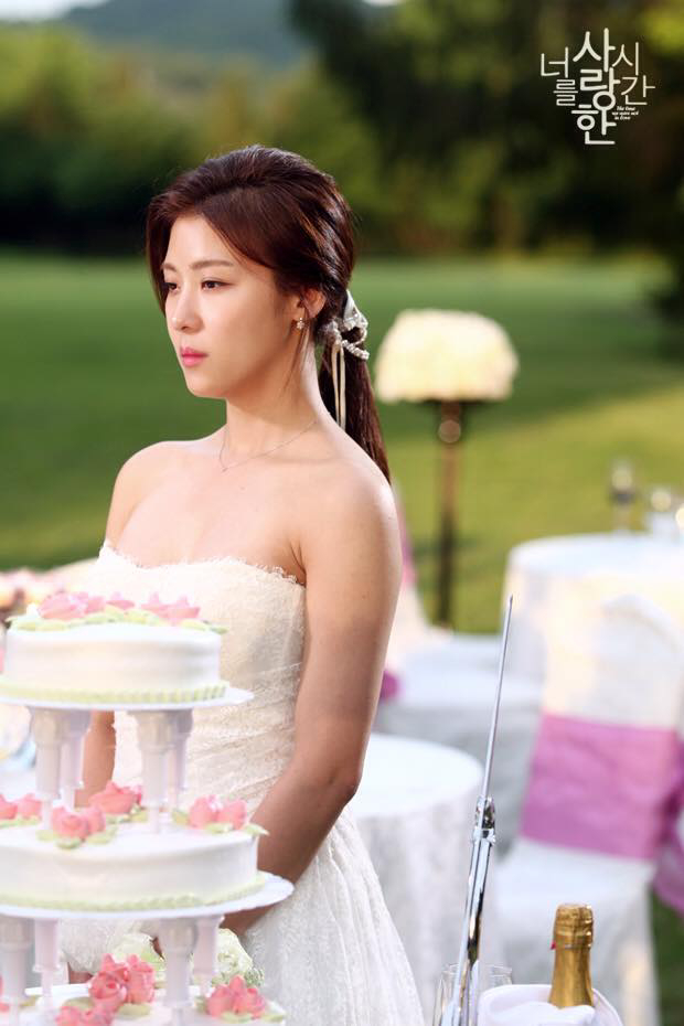 Cộng đồng mạng hiện xôn xao trước nghi vấn Ha Ji Won quay lại giảng đường đại học vì muốn tìm “hồng hài nhi” để hẹn hò. Ảnh: Naver