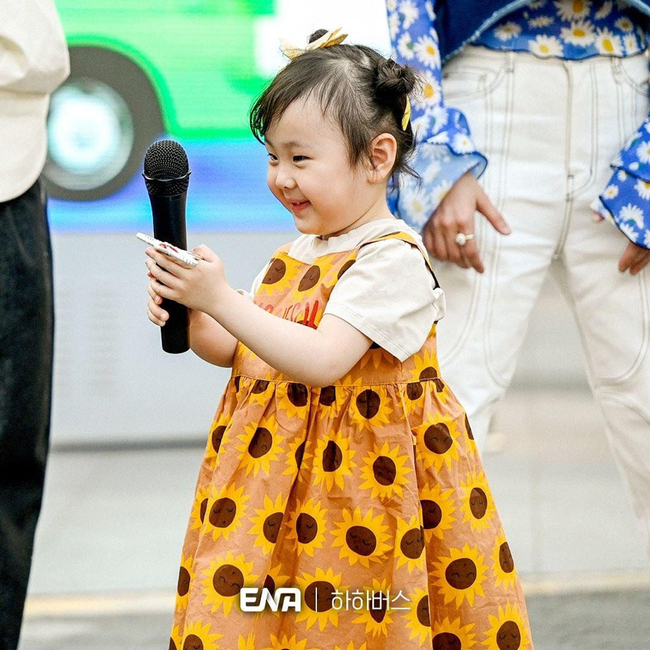 Haha cho biết anh quyết định bỏ hút thuốc vì lo cho sức khỏe của con gái út. Ảnh: Naver