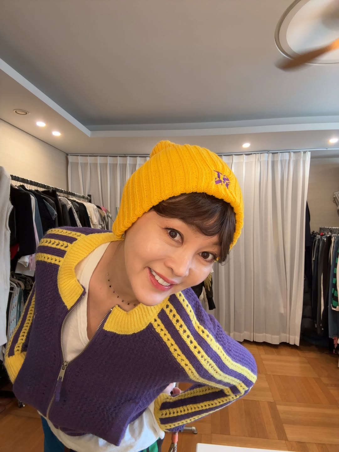 Nữ diễn viên được khen ngợi có làn da căng bóng hơn tuổi, phong cách năng động