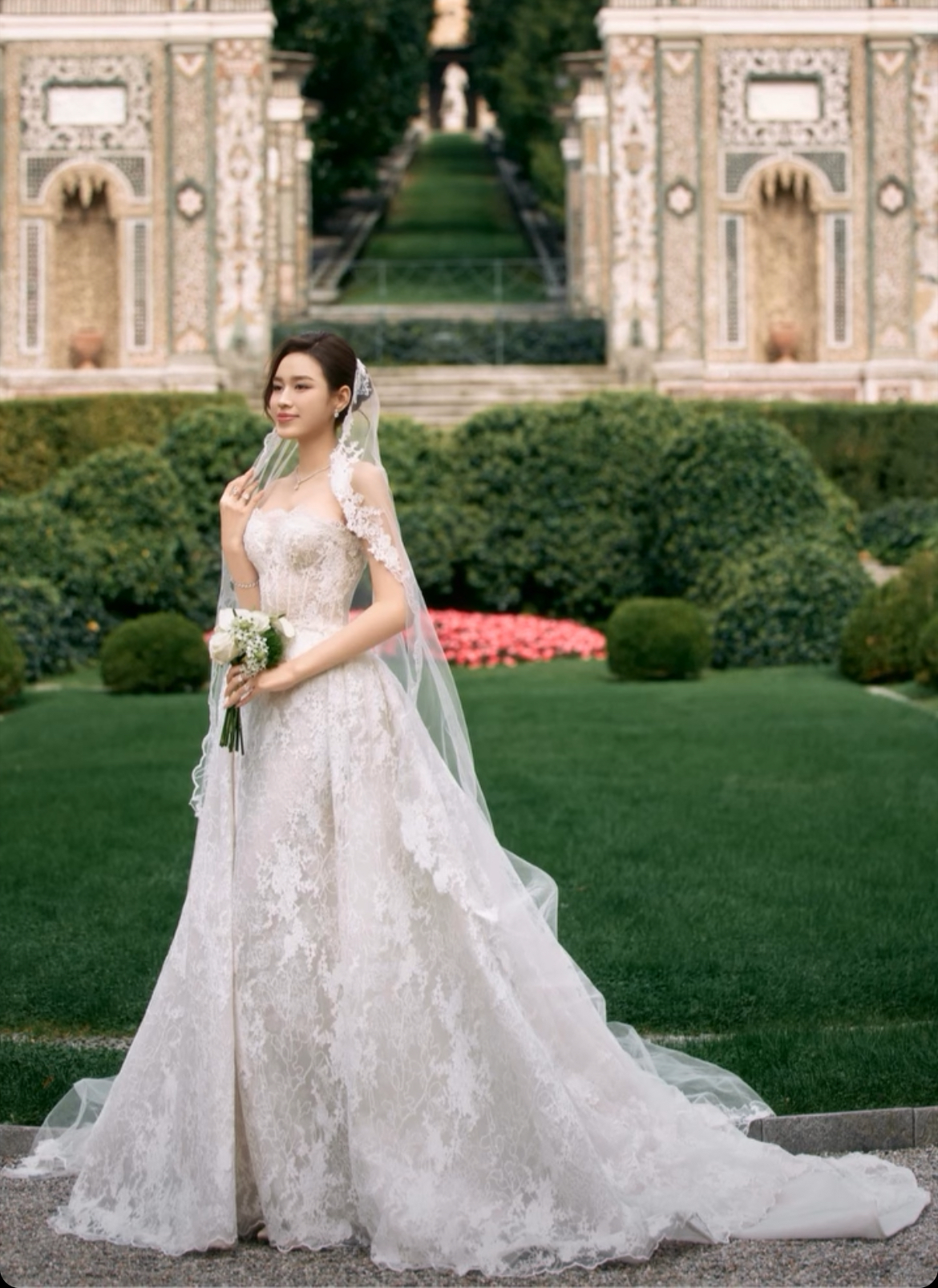 Đỗ Hà diện váy ôm sát khoe vóc dáng nuột nà 