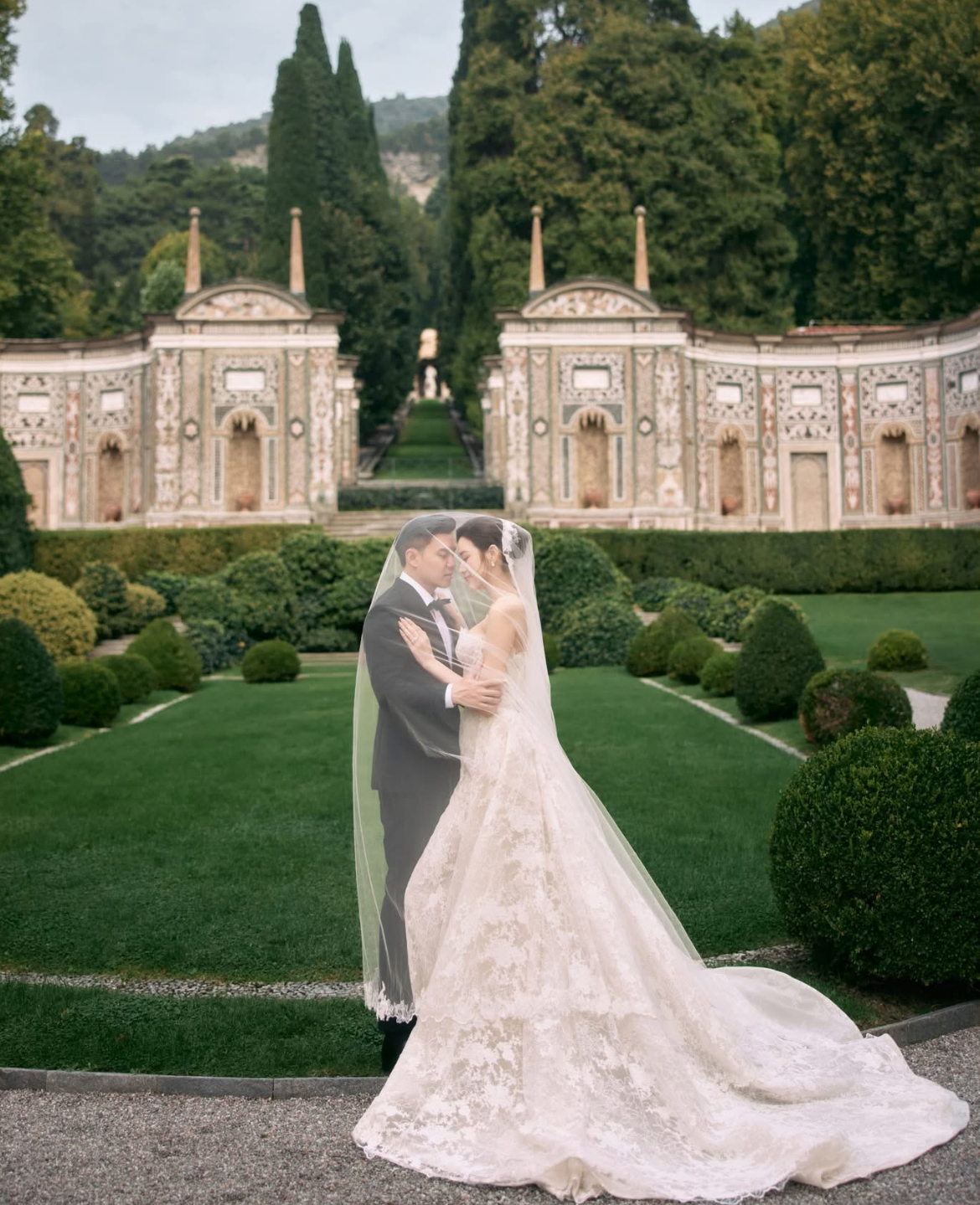 Cặp đôi đầu tư chụp ảnh cưới ở Châu Âu trước khi tổ chức hôn lễ siêu hoành tráng 