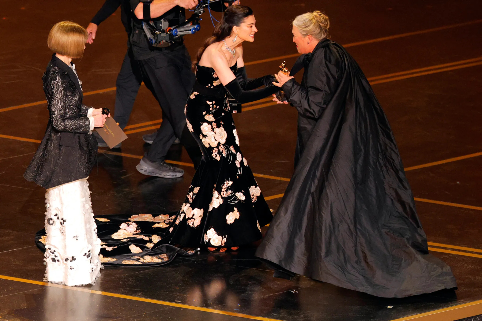 Nhà thiết kế trang phục Kate Hawley nhận tượng vàng(Ảnh Reuters).