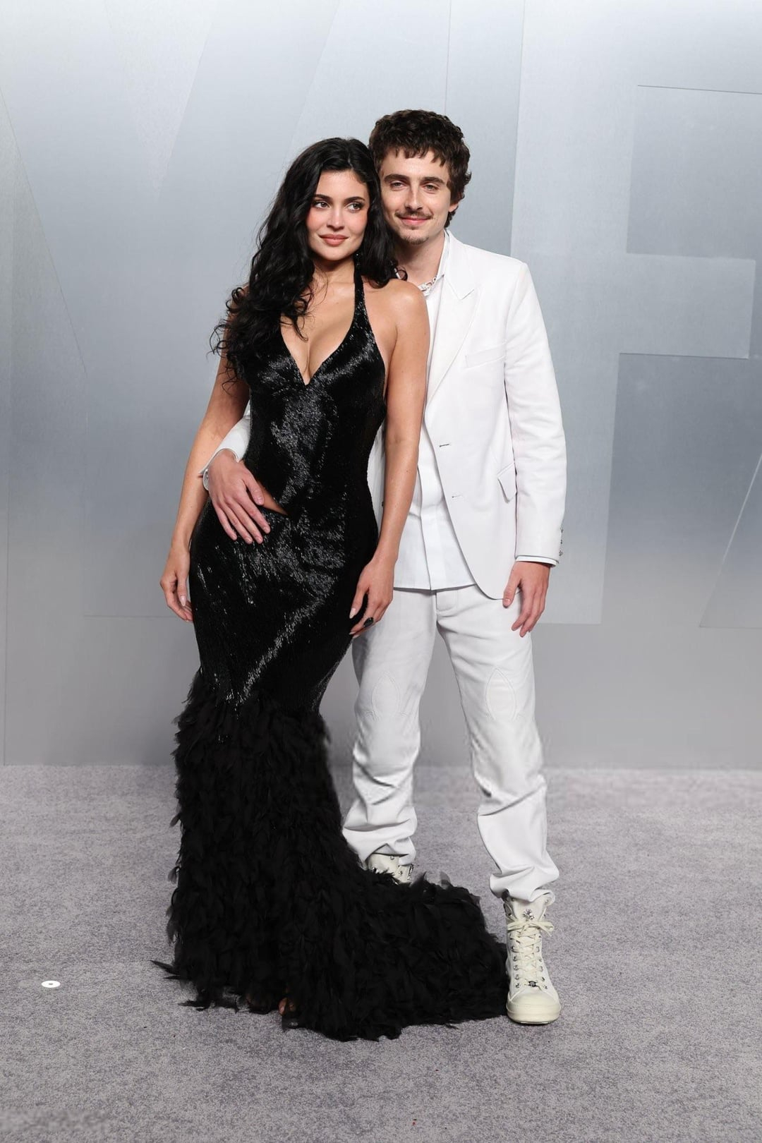Timothée Chalamet và Kylie Jenner cùng chiếc váy Alexander McQueen.