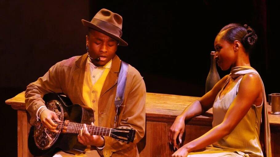 Miles Calton ngân nga bài hát bên cạnh Jayme Lawson (Ảnh: Getty)