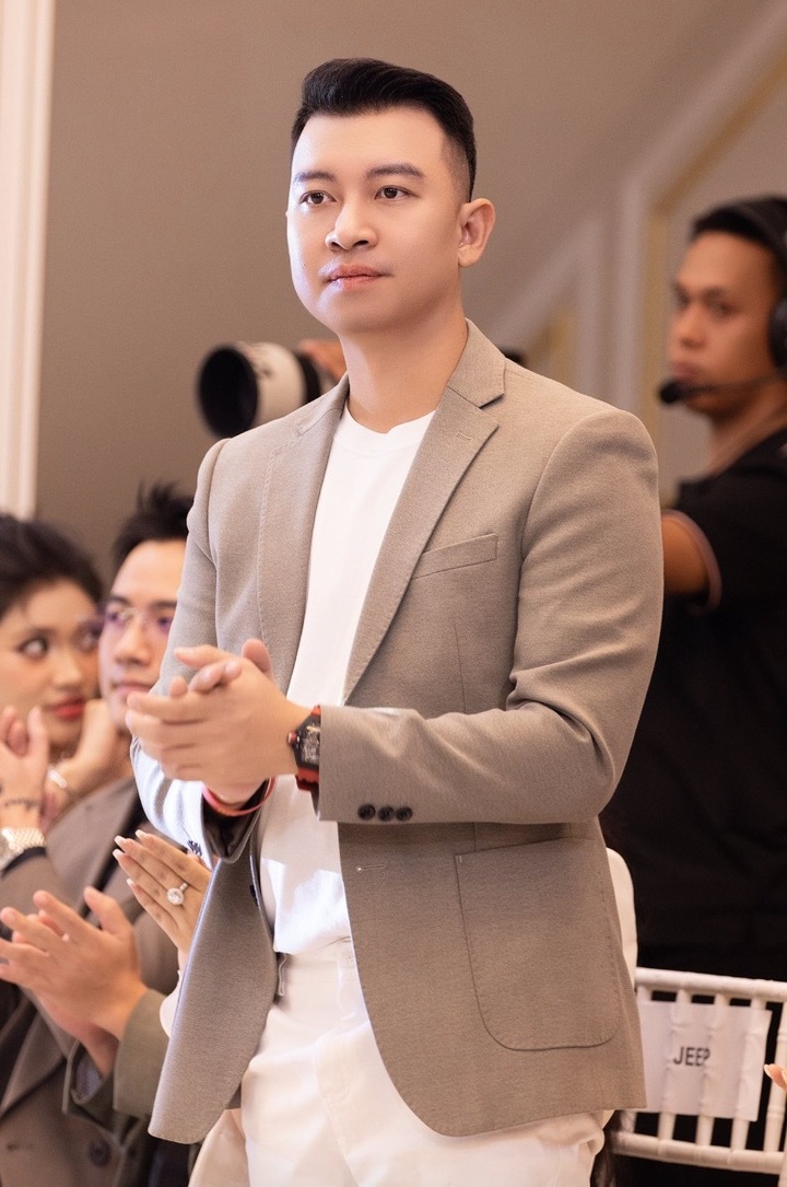 Trước khi lấn sân sang diễn xuất, Thái Hòa làm việc trong lĩnh vực kinh doanh ô tô nhưng được biết đến rộng rãi với vai trò nhà sáng tạo nội dung trên nền tảng TikTok. Ảnh: FBNV