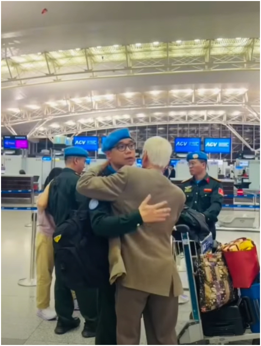 Cái ôm vội ở sân bay: Các chiến sĩ “mũ nồi xanh” tạm biệt gia đình, lên đường làm nhiệm vụ quốc tế