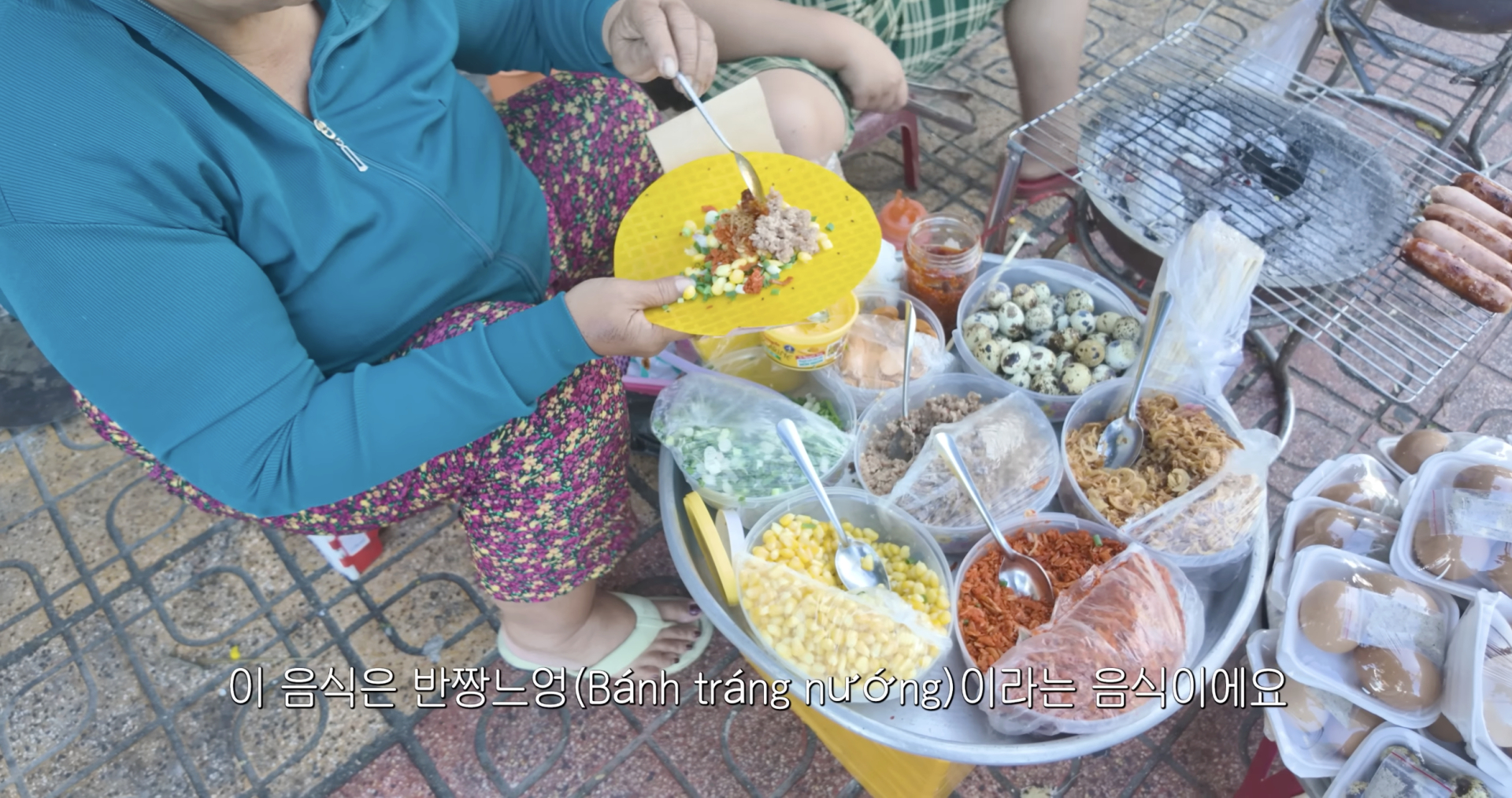 Nữ du khách thưởng thức bánh tráng nướng lề đường