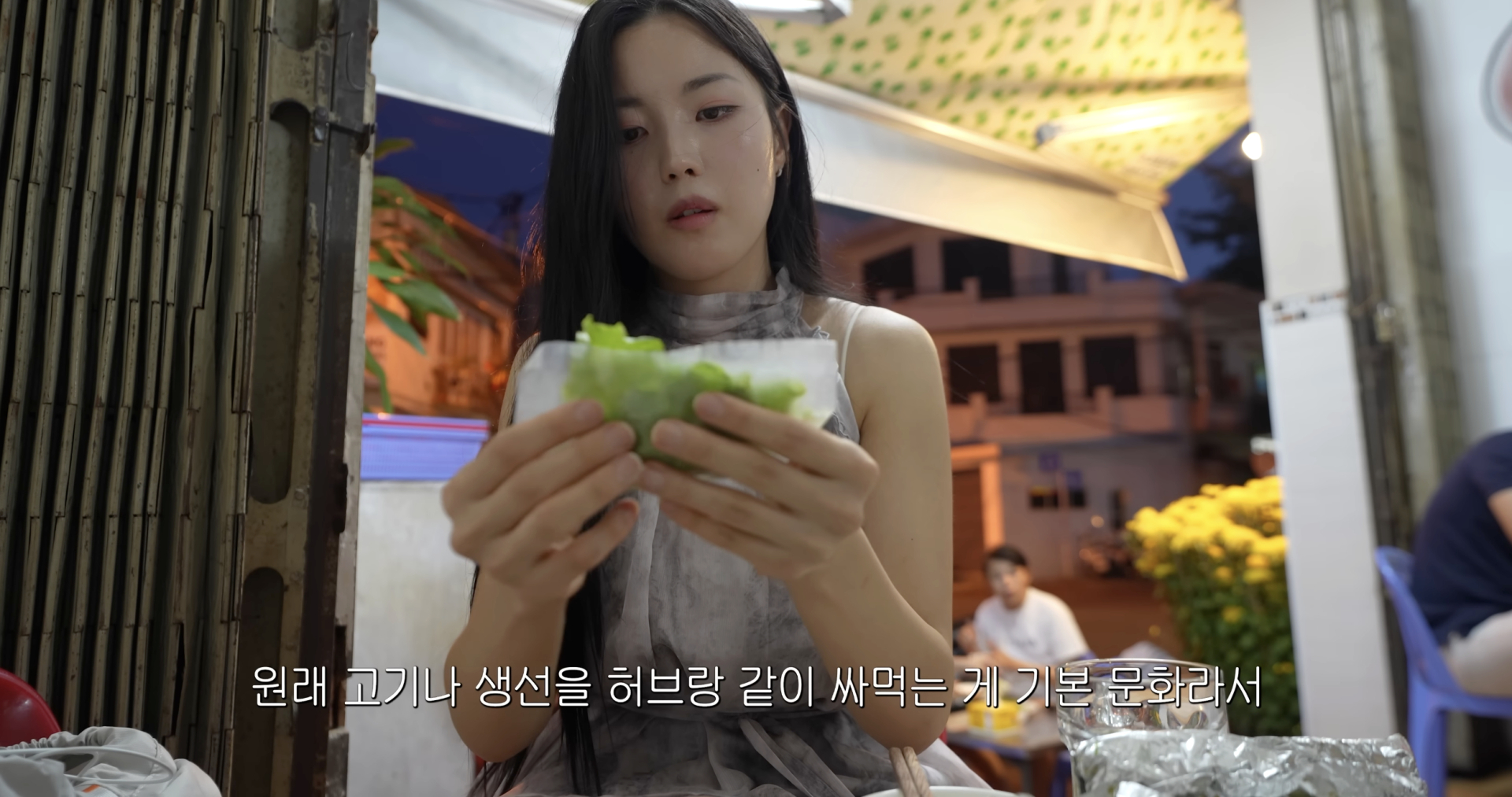 Cô nàng tìm đến quán cá nướng để thưởng thức đặc sản