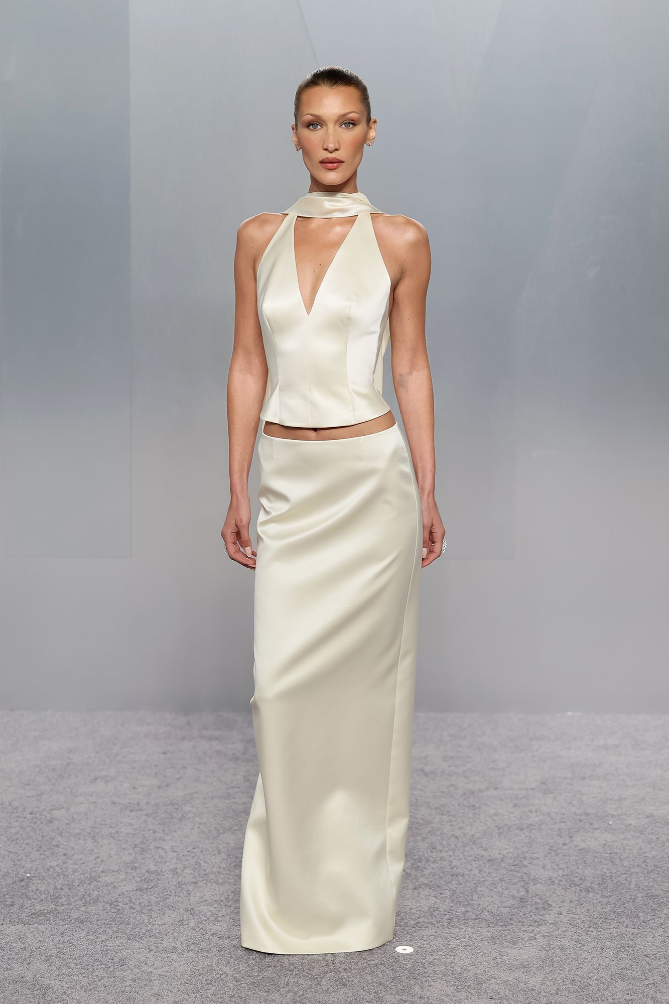 Bella Hadid diện Prada.