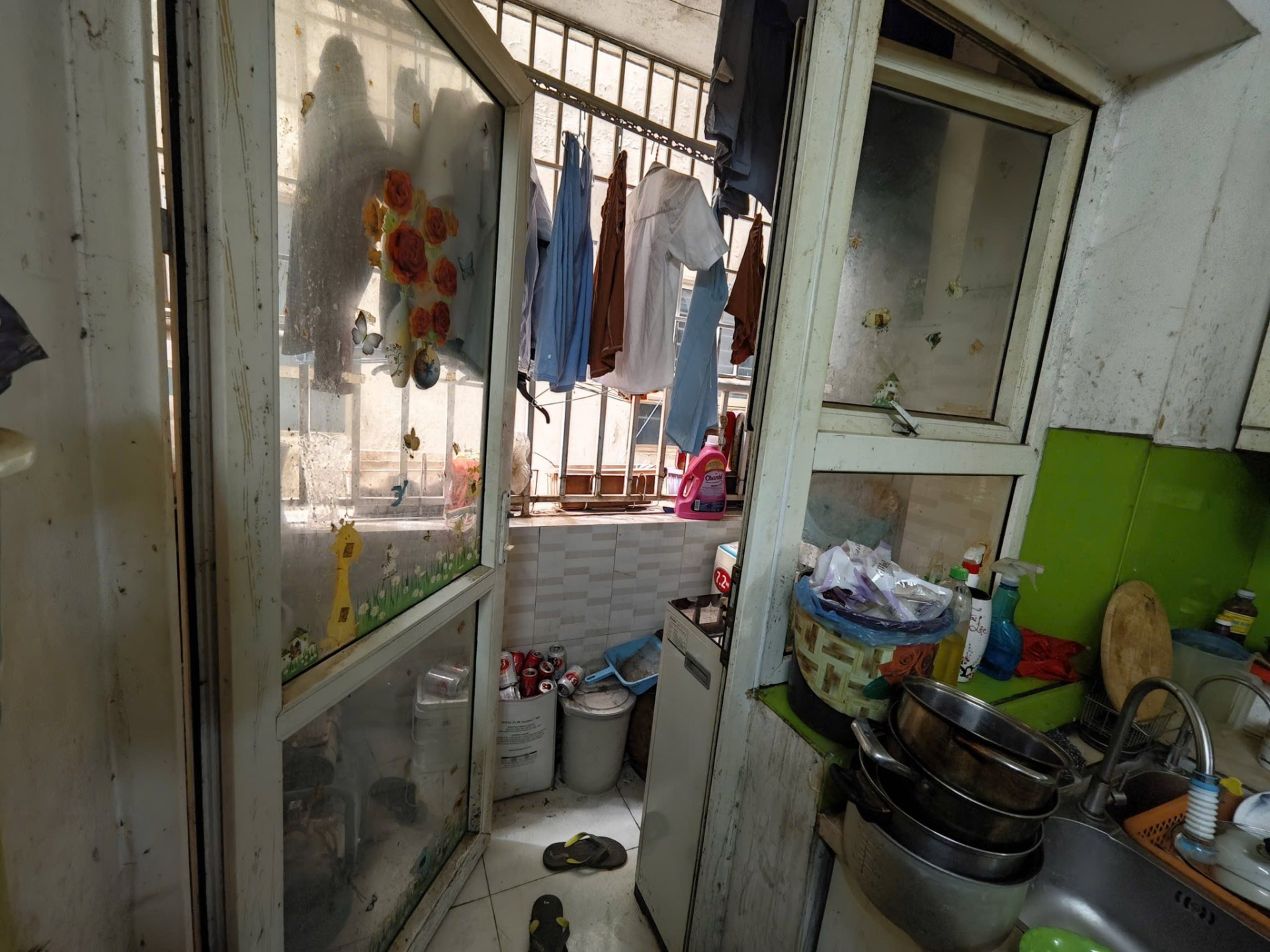 Khu vực bếp và ban công xuất hiện nhiều vết cáu bẩn, ố vàng, khiến không gian trở nên kém sạch sẽ và mất đi sự gọn gàng vốn có.