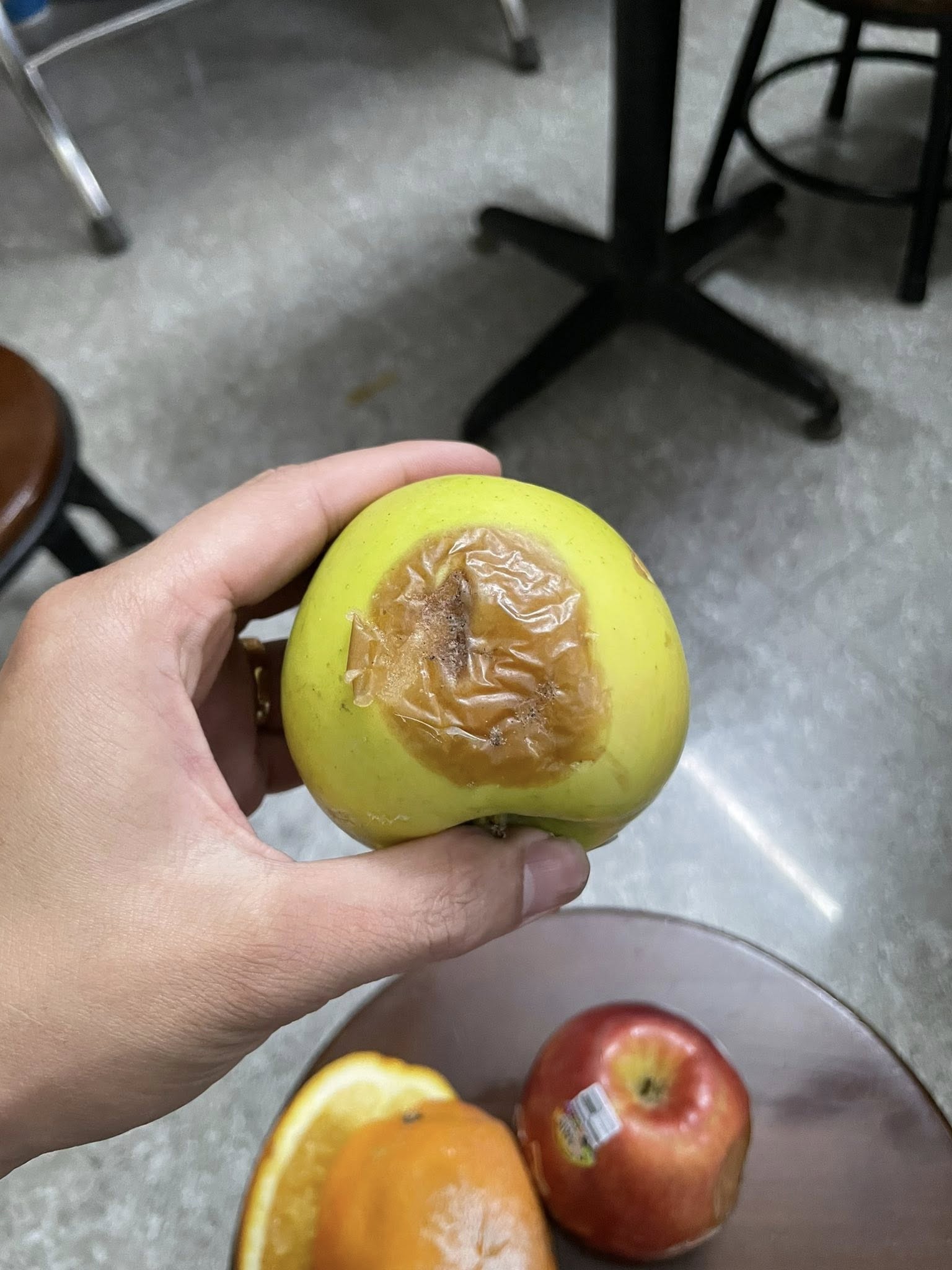 Đặt tráp cưới 11,5 triệu nhưng nhận về toàn hoả quả thối rữa, chú rể phải xin lỗi bố mẹ vợ: Phía dịch vụ nói gì?